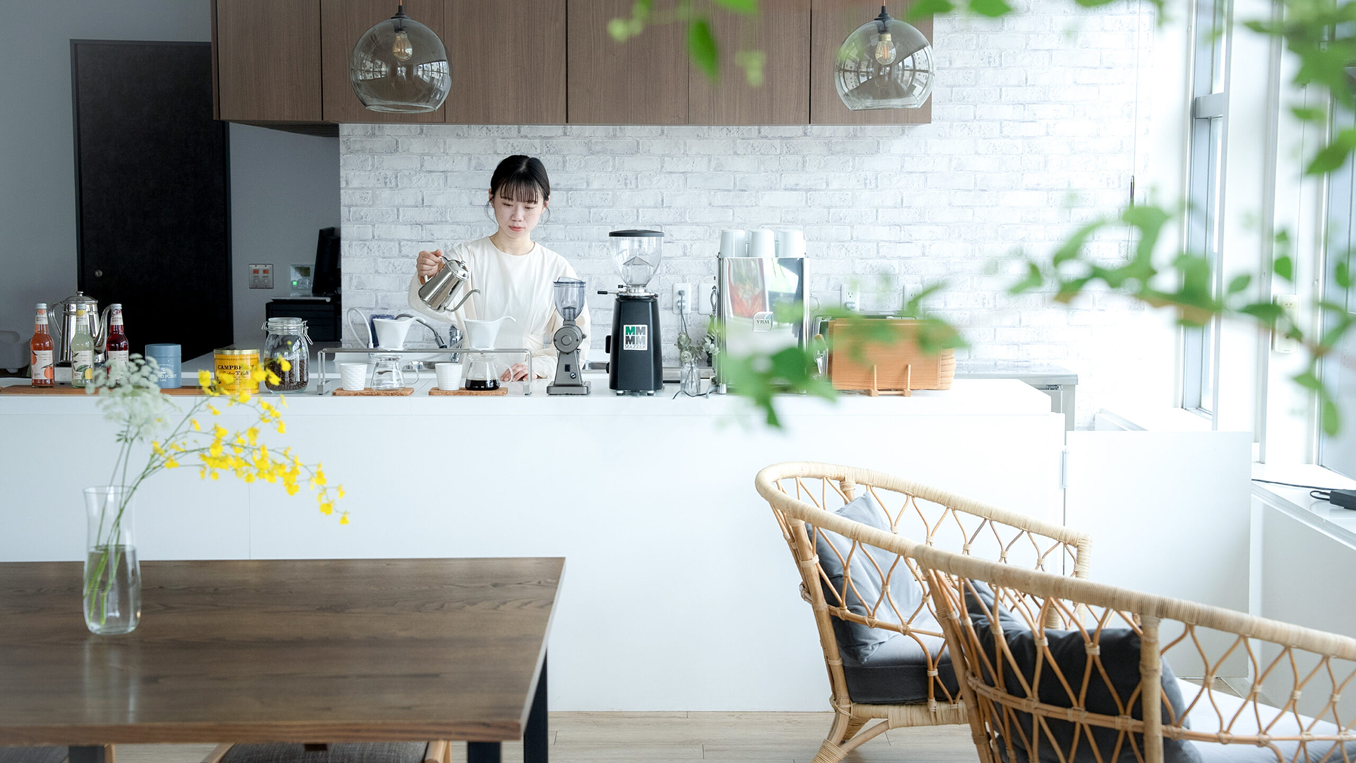 120でコーヒーを入れる女性スタッフ