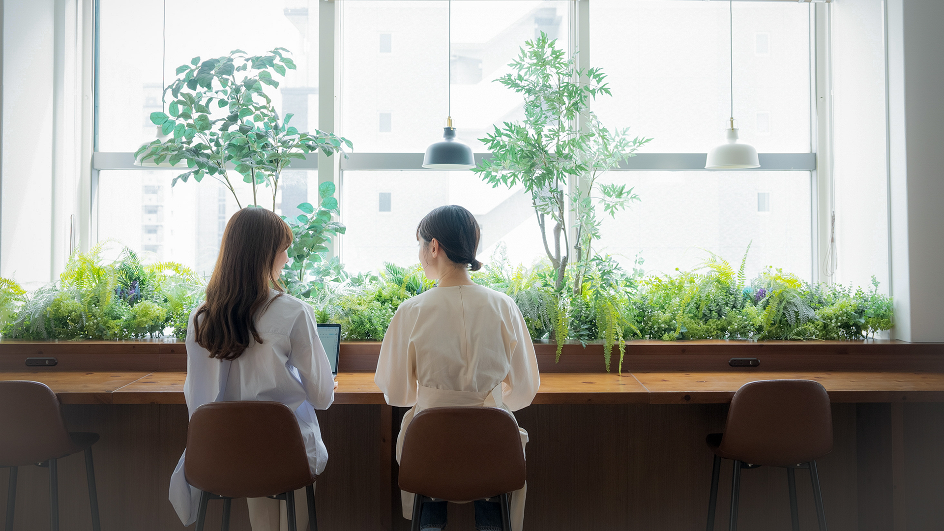 120のカウンターで会話をしている2人の女性